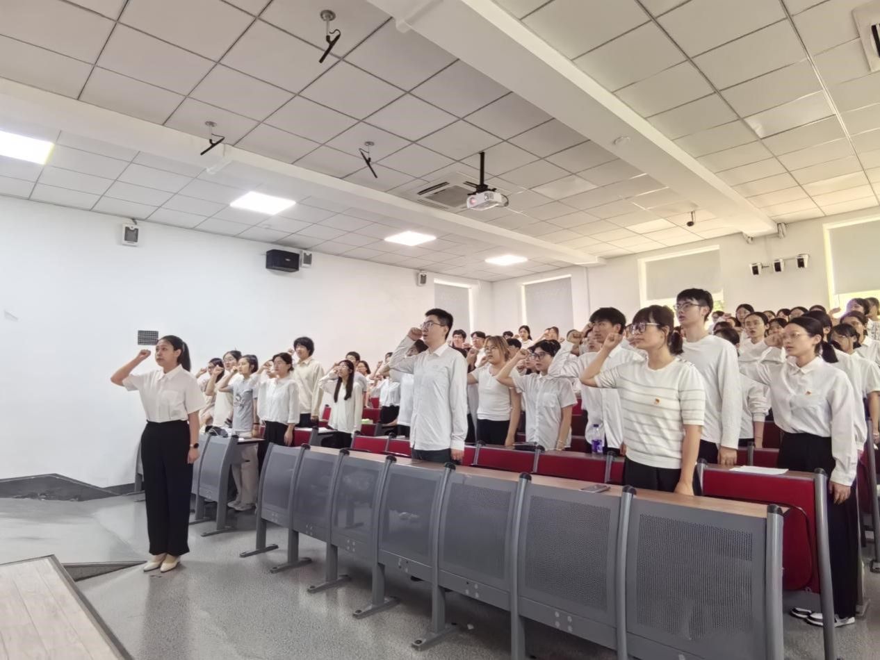 学院党委举行党纪学习教育专题党课 暨新党员入党宣誓仪式
